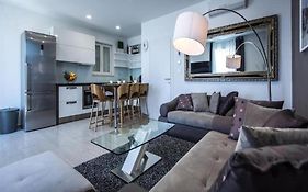 Bleu Villa - Three Bedroom Villa With Balcony And City View